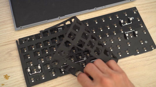 Keychron Q1 là chiếc bàn phím cơ custom khá nổi bật đến từ Keychron, mặc dù là chiếc bàn phím custom đầu tiên mà Keychron đem đến trong năm nay nhưng những gì mà hãng trang bị trên chiếc bàn phím này là vô cùng đáng giá.